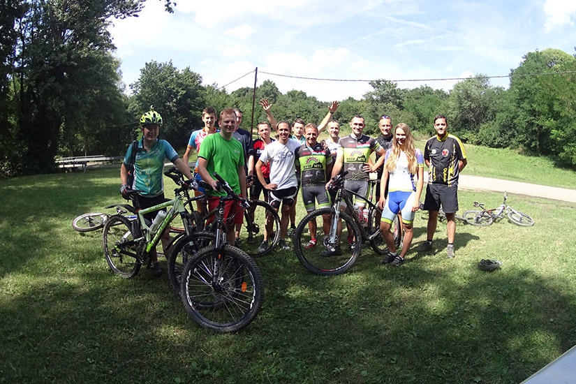 Magyarországi túra: Túrázók csoportképe a hegyekben, mosolyognak egy sikeres kirándulás után - hegyi túra élmény. Tekeregj.hu