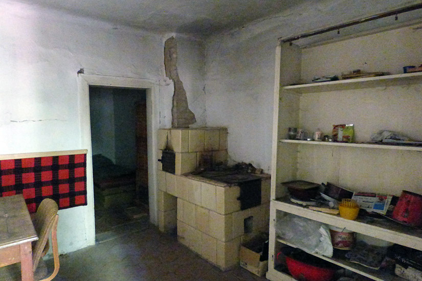 Magyarországi túra: Hegyi túra utáni pihenő: régi, hangulatos konyha piros kockás abrosszal, üres polcokkal és néhány főzőeszközzel. Tekeregj.hu