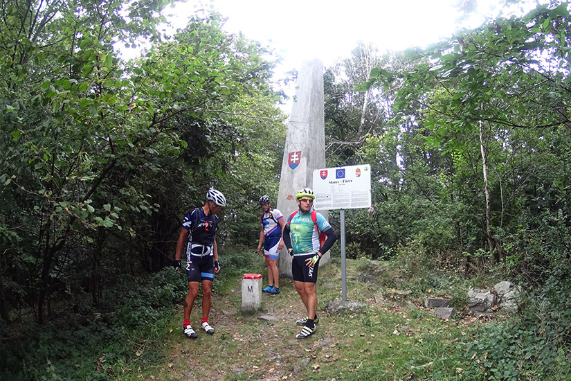 Magyarországi túra: Három bringás áll szlovák határkövénél, információs tábláknál, sűrű erdőben - ideális hegyi túra vagy gyalogtúrához. Tekeregj.hu