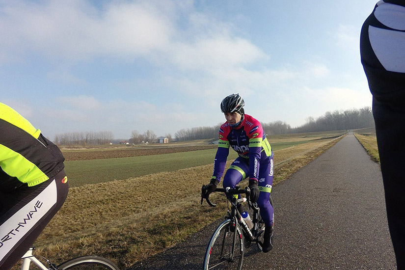 Magyarországi túra: Színes nyugás kerékpáros országúton nyílt mezők között, két másik hozzás részben látható, panorámás kirándulás. Tekeregj.hu