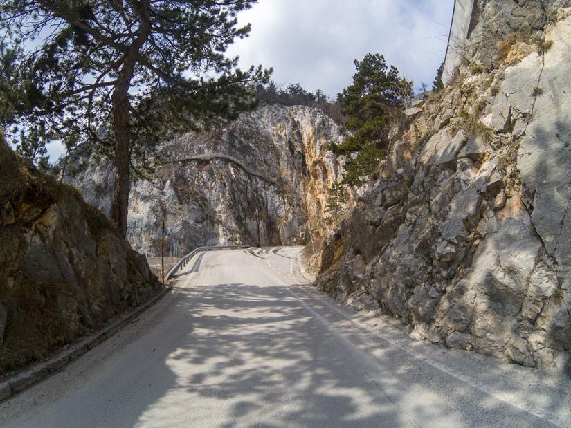 Magyarországi túra: Keskeny, kanyargós aszfaltút sziklás hegyek és fák között-ideális útvonal hegyi túrához vagy kerékpározáshoz. Tekeregj.hu