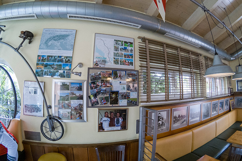 Magyarországi túra: Térképekkel és régi biciklis relikviákkal díszített kávézó fala; hangulatos túrás, kerékpáros pihenőhely. Tekeregj.hu