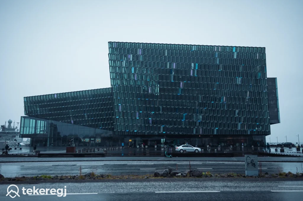 Magyarországi túra: A Harpa koncertterem modern üvegépülete Reykjavikban, esős időben, természetjáráshoz vagy városi kiránduláshoz ideális hely. Tekeregj.hu