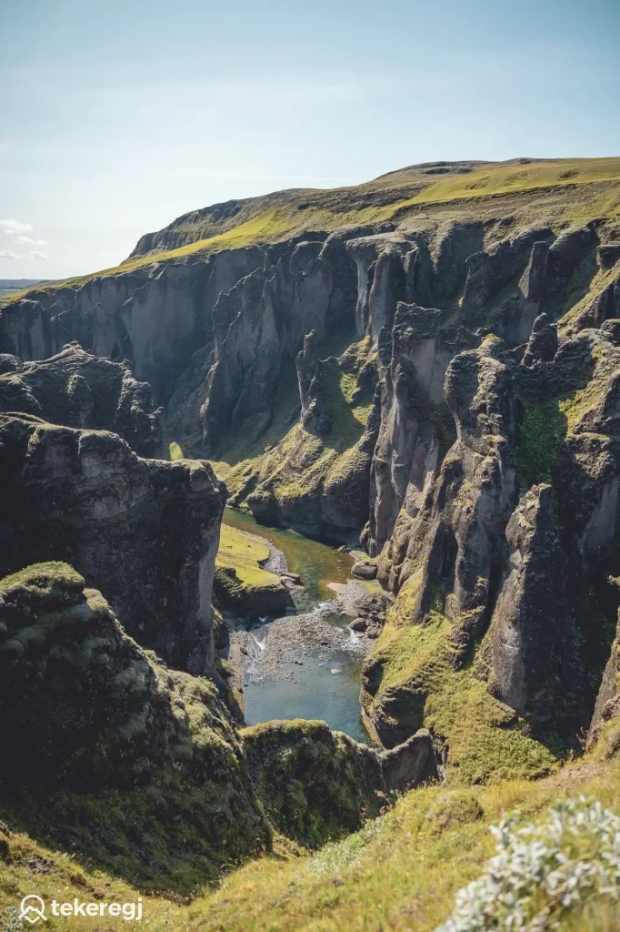 Magyarországi túra: Keskeny kanyon, meredek mohás sziklákkal és kanyargó folyóval, ideális panorámatúrához vagy kalandos hegyi kiránduláshoz. Tekeregj.hu