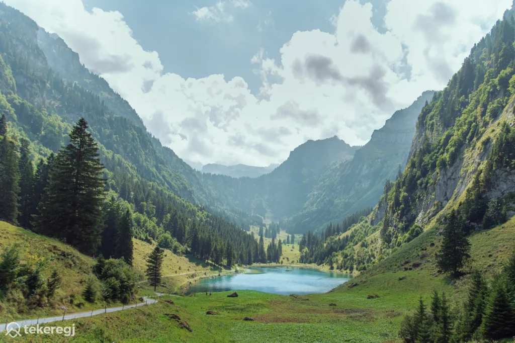Magyarországi túra: Talalpsee-i völgy, zöld dombok, fenyők, tiszta tó és túraösvény meredek sziklafalak között, ideális felvonós túrához. Tekeregj.hu