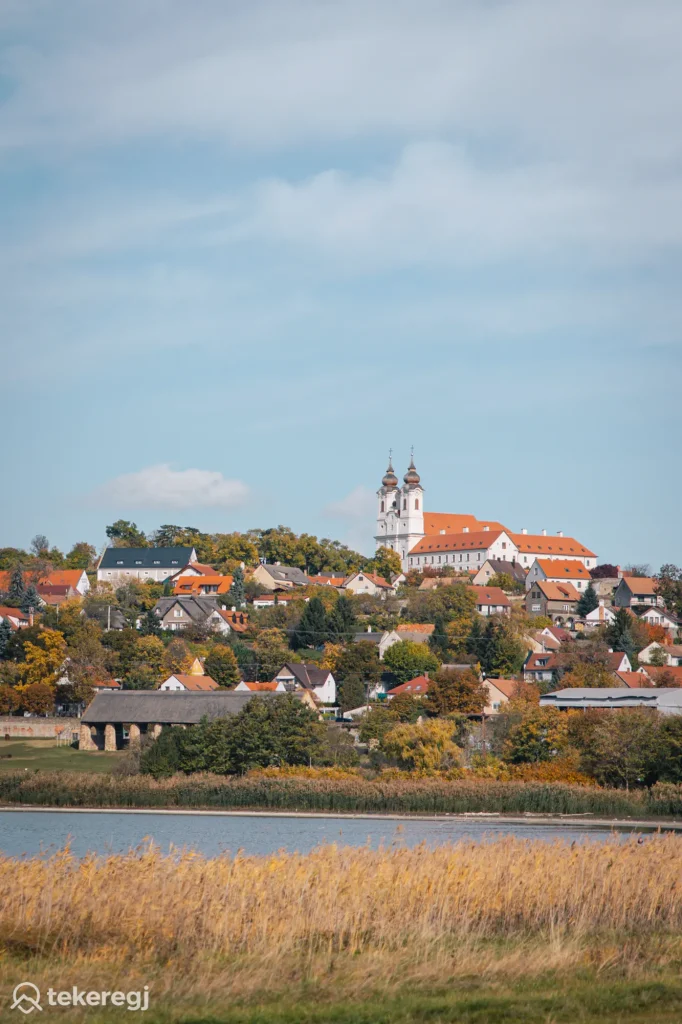 Magyarországi túra: Őszi színekben pompázó tóparti falu, dombtetőn két tornyos fehér templommal - ideális kiránduló vagy kerékpáros útvonal. Tekeregj.hu