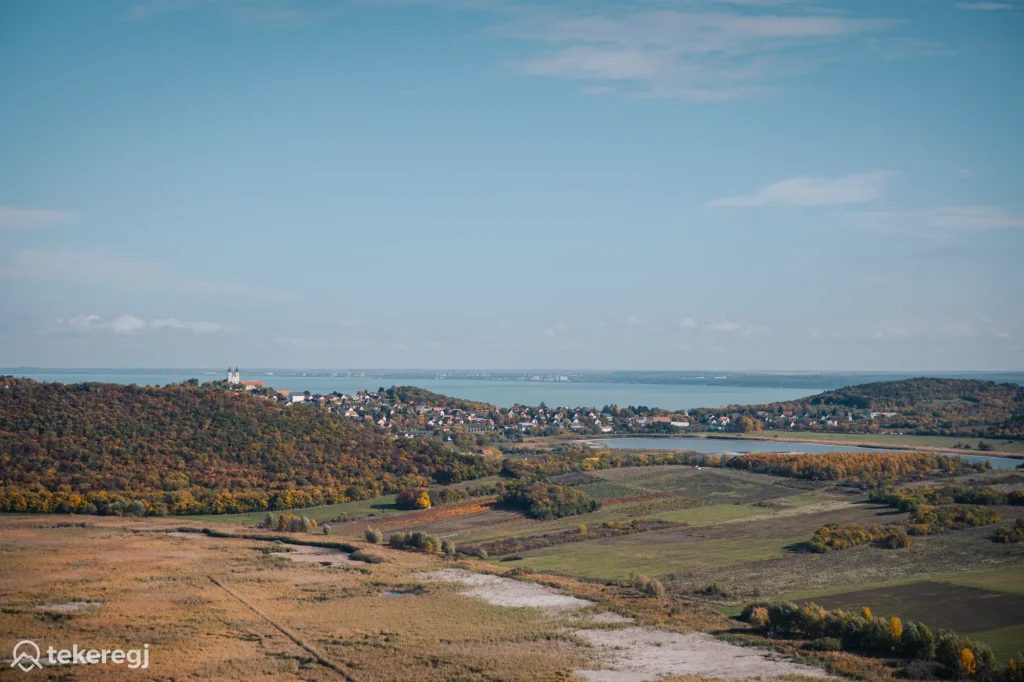 Tihanyi-félsziget túra: Panoráma dombokkal, mezőkkel, őszi színekben, távolban falu és tó. Tökéletes túrázáshoz vagy kerékpártúrához. Tekeregj.hu