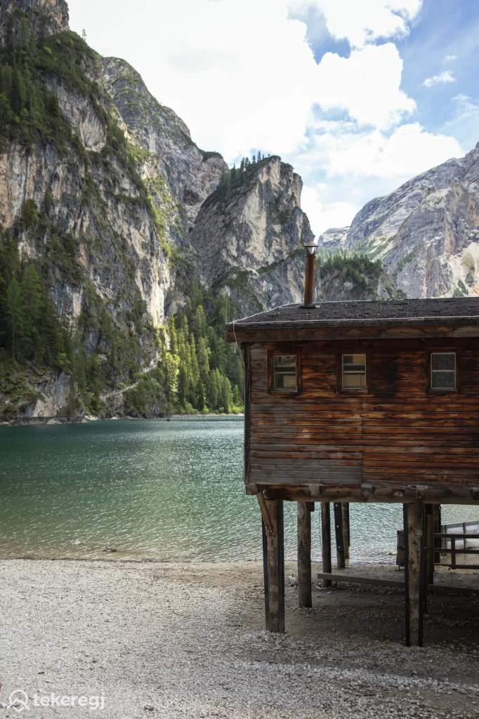 Magyarországi túra: A Lago di Braies partján, a Dolomitok között álló faház nyugodt pihenőhelyet kínál a túrázóknak, zöld erdők és hegyek ölelésében. Tekeregj.hu