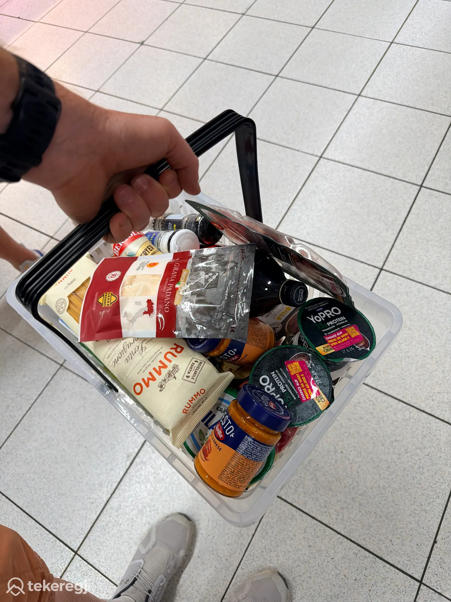 Magyarországi túra: Kerékpározik Ausztriában, és bevásárlókosárral friss élelmiszert vásárol túra vagy kerékpáros kirándulás közben. Tekeregj.hu