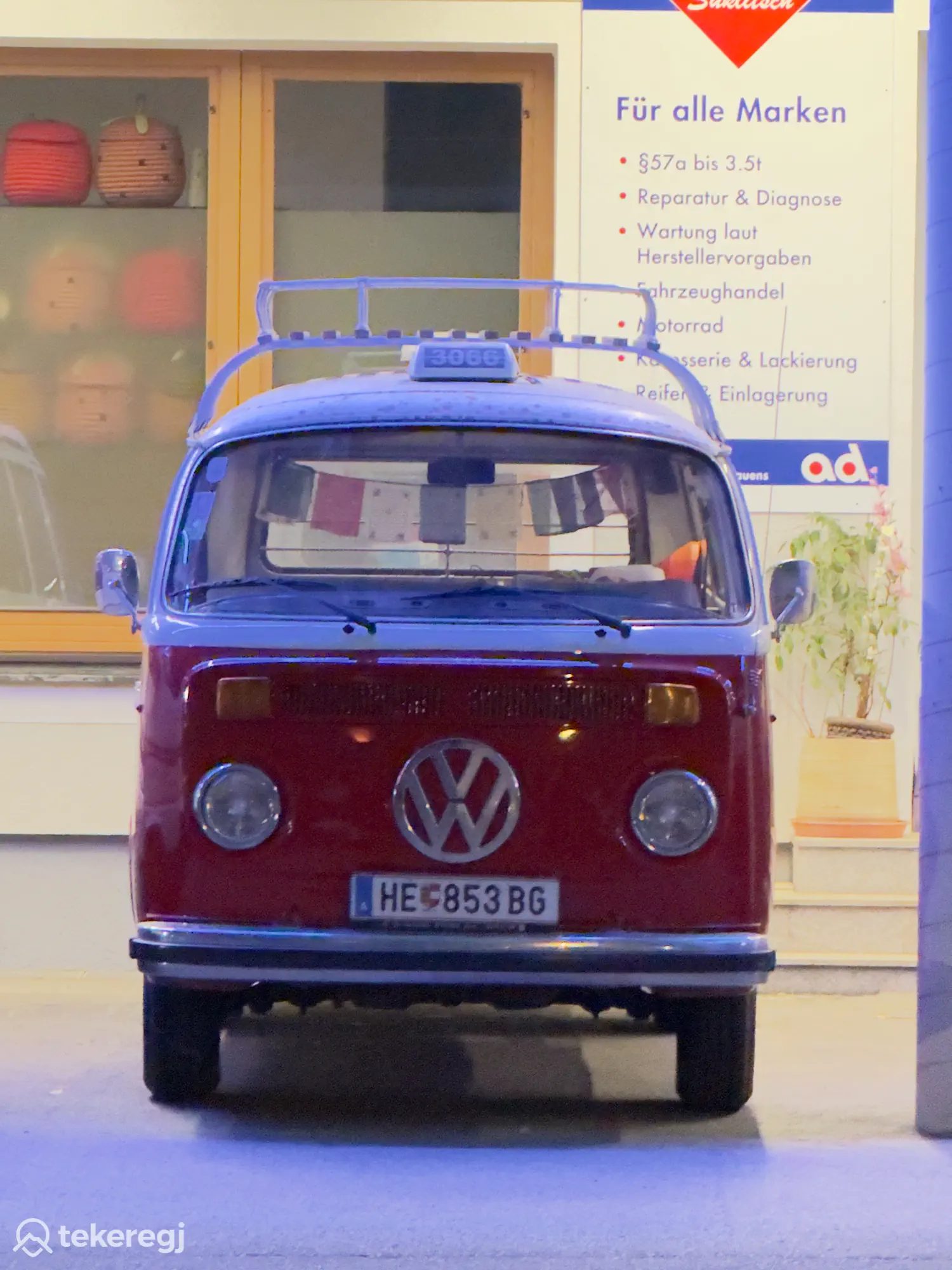 Magyarországi túra: Piros retro Volkswagen kisbusz tetőcsomagtartóval és kerékpárral Ausztriában, tökéletes kiránduláshoz vagy kerékpáros kalandhoz. Tekeregj.hu