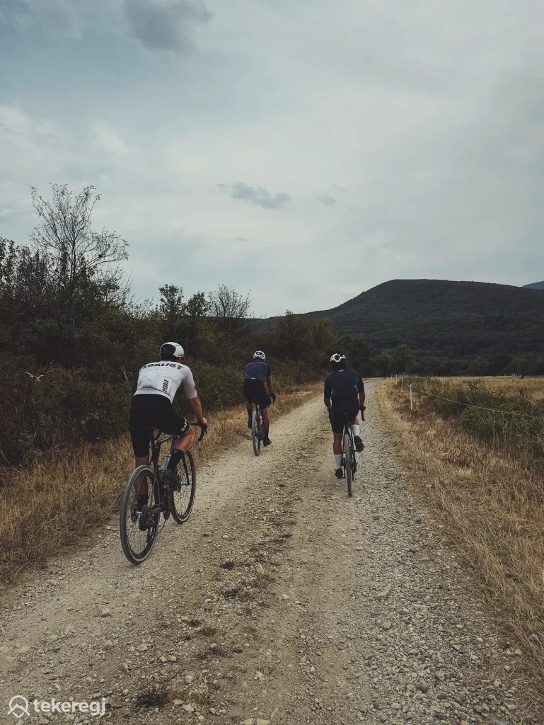 Háromhuta gravel bringatúra: Füzér, Hollóháza és Kőkapu zempléni kör
